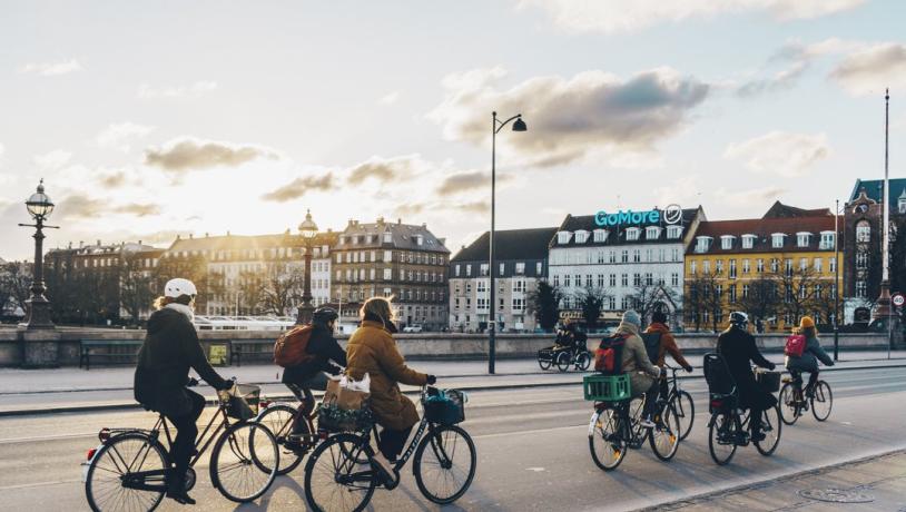 Mennesker som sykler over Dronning louises bro i København på vinteren