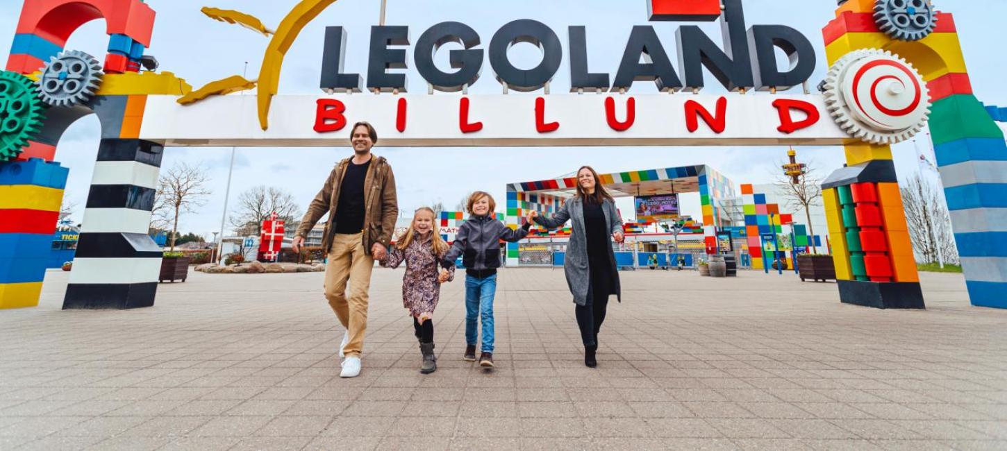 Familie im Eingang des LEGOLAND Billund