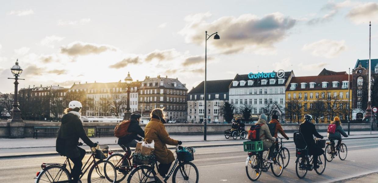 Mennesker som sykler over Dronning louises bro i København på vinteren