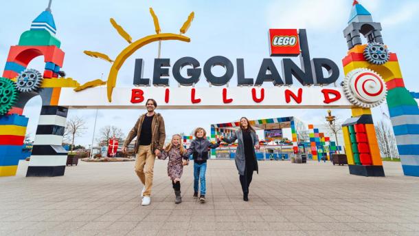 Familie im Eingang des LEGOLAND Billund
