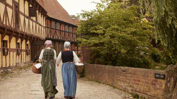 Zwei Frauen im Freilichtmuseum "Den Gamle By" in Aarhus