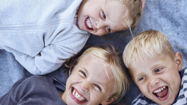 Kinder am Strand im dänischen Nordjütland