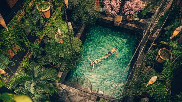 To som svømmer i bassenget Manon les Suites hotellet i København