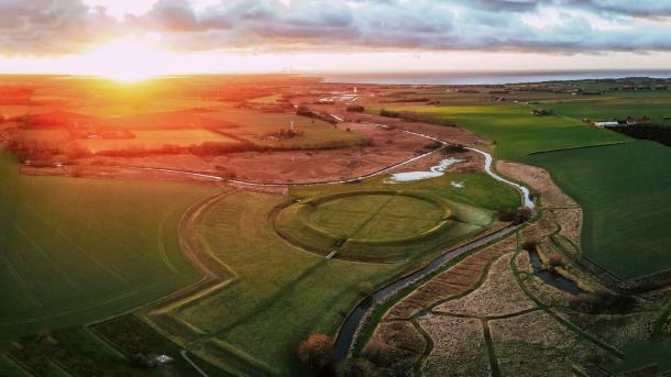 Die Trelleborg ist eine von fünf Ringburgen in Dänemark. Auf dem Bild ist ein Erdwall zu sehen, der markiert, wo sie einst stand.