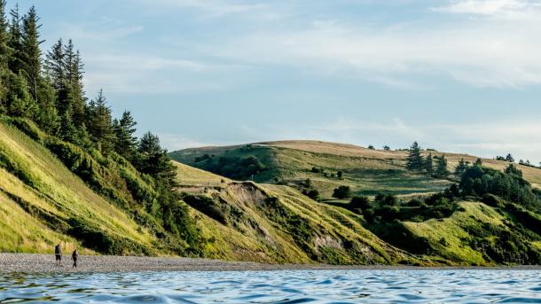 Wandelaars langs de kustlijn van het eiland Mors in Denemarken