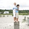 Jungs spielen in Dänemark am Strand