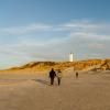 Familie på Blåvand strand ved Blåvandshuk fyrtårn i Vest Jylland