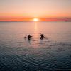 to personer kajakkpadler i solnedgangen ved Assens på Fyn, Danmark