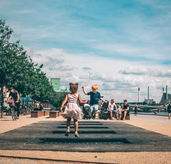 Enfants sur des trampolines à Copenhague