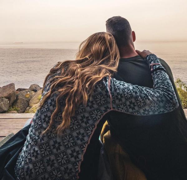 Couple sitting at the ocean in West Zealand