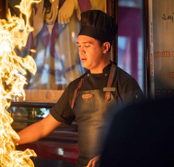 Kokk og flammer ved restaurant MEAT i Aalborg