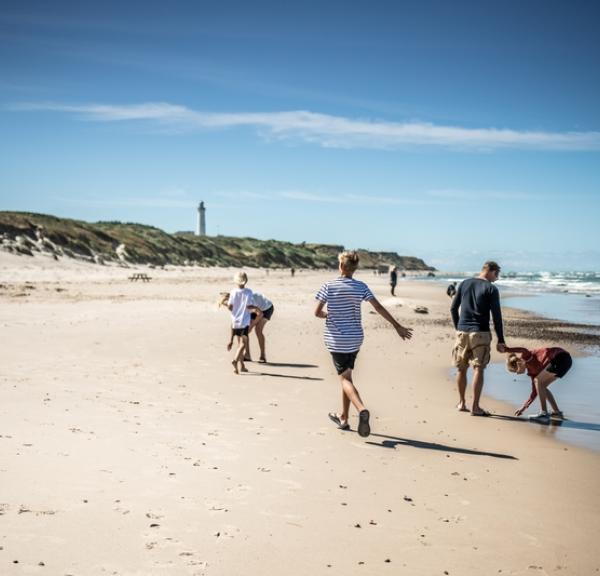 Familie op het strand van Hirtshals aan de noordwestkust van Denemarken