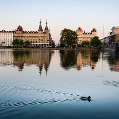 Ambiance du soir au bord des lacs au centre-ville de Copenhague