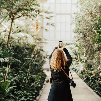Kvinde fotograferer på Ny Carlsberg Glyptotek