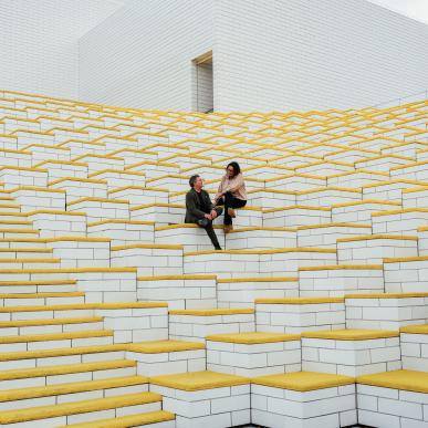 People sitting outside of LEGOhouse, Billund, Trekantområdet