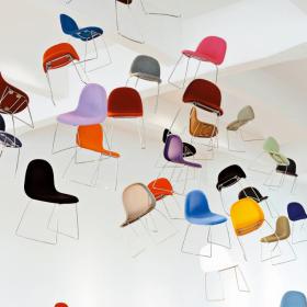 Bunte Designerstühle der dänischen Marke GUBI