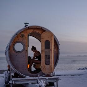 Kvinne i sauna på vestkysten av Danmark