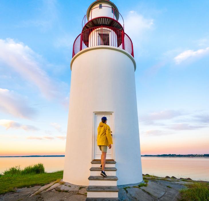 Mann ved Træskohage Fyr i Kystlandet, Danmark